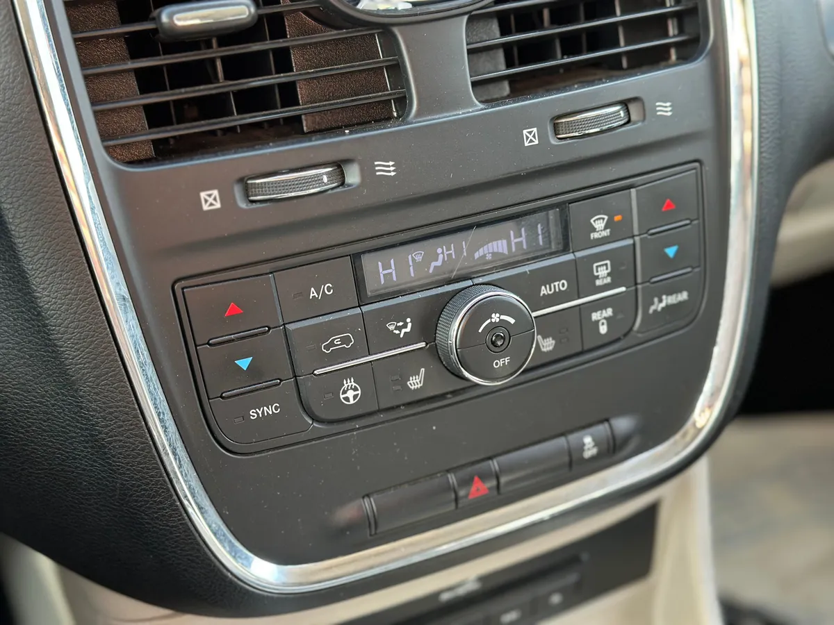 Chrysler Town & Country 3.6 AT (287 л.с.), 2013 — фото 13