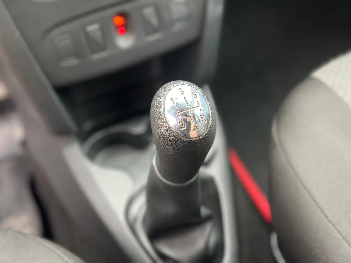 Renault Logan 1.6 MT (82 л.с.), 2019 — фото 12