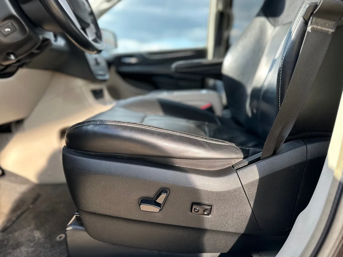 Chrysler Town & Country 3.6 AT (287 л.с.), 2013 — фото 23