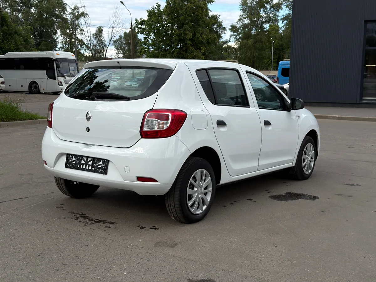 Renault Sandero 1.6 MT (82 л.с.)